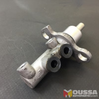 Main brake master cylinder