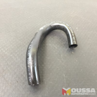 Cylinder head fuel breather pipe