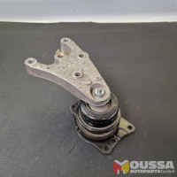 Engine mounting bracket holder