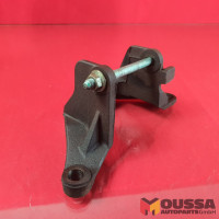 Engine mounting bracket