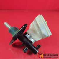 Master brake cylinder balancing tank