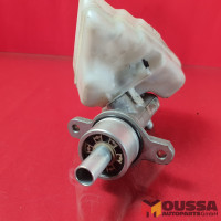 Master brake cylinder balancing tank