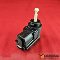 Headlight servomotor adjuster