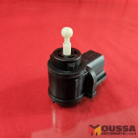 Headlight servomotor adjuster