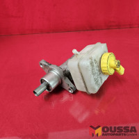 Master brake cylinder balancing tank