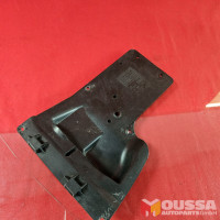 Door handle bracket trim