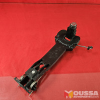 Door handle bracket trim