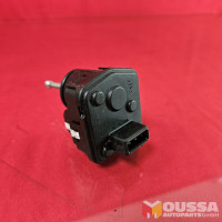 Headlight servomotor adjuster