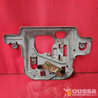 Tailgate lock carrier bracket