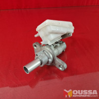 Brake master cylinder balancing tank