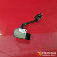Level sensor with poles suspension