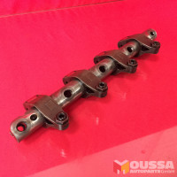Fuel injector retaining rocker rail