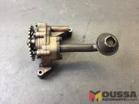 Chain sprocket oil pump